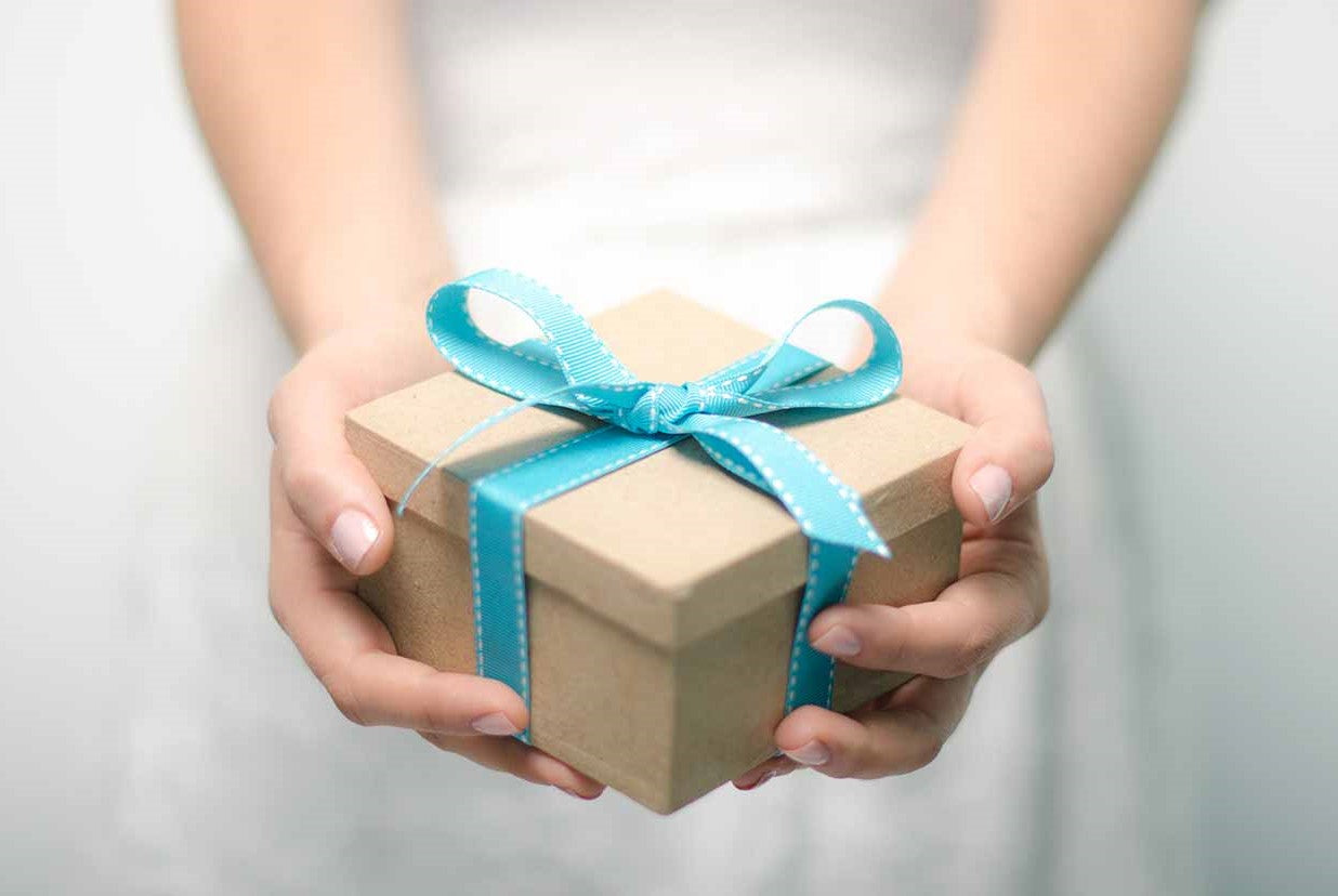 The Gift That Speaks Without Words: The Emotional Power of Gifting Jewelry